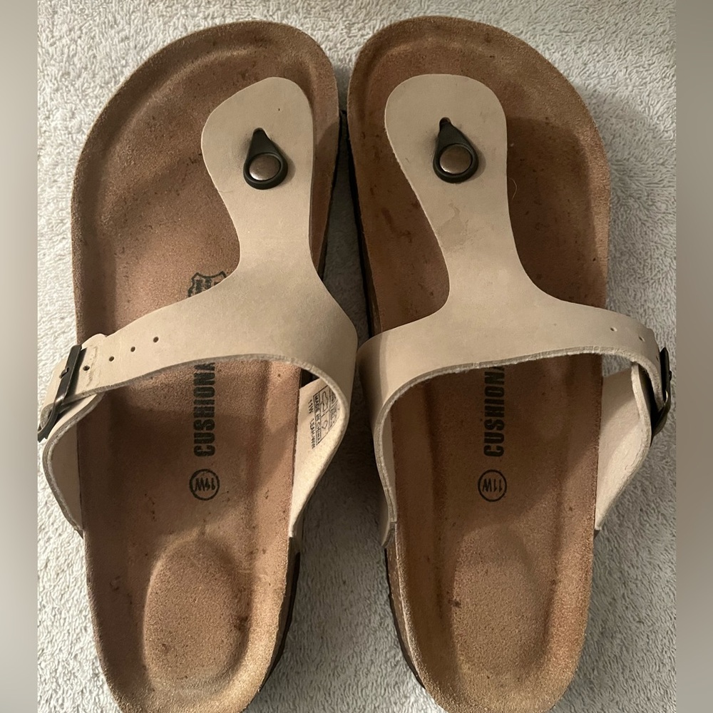 Size 11W Cushionaire Women's Cream Sandals
